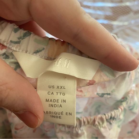 H&M • Square Neck Puff-Sleeve Floral Cropped Blouse - Picture 6 of 9